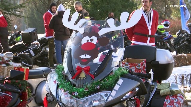 شاهد: موكب خيري يضم المئات بلباس بابا نويل يوزّع الهدايا على الأطفال من ذوي الاحتياجات الخاصة