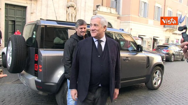 Siparietto tra Tajani e un passante: Sinistra rovina l'Italia , Ma ora ci siamo noi, ripariamo
