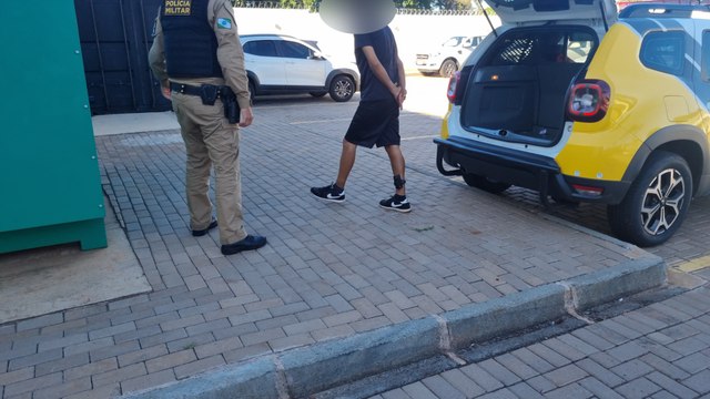 Homem é detido após ser flagrado furtando produtos em loja