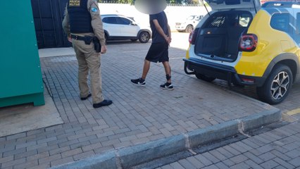 Homem é detido após ser flagrado furtando produtos em loja