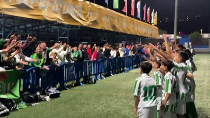 ¡Pasión Verdiblanca en Vivo! Jugadores del Betis Celebran con Afición en Cuartos de Final ⚽