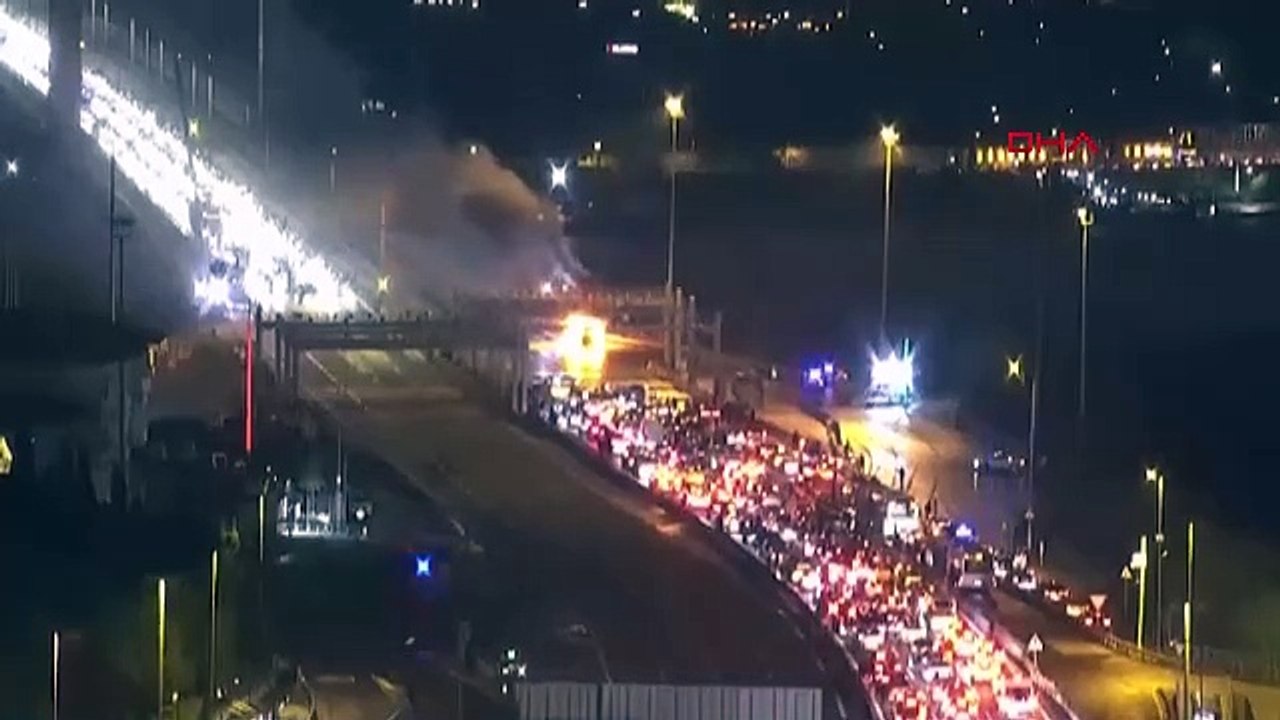 İstanbul- 15 Temmuz Şehitler Köprüsü'nde araç yangını; trafik oluştu -2