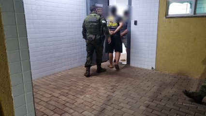 Grupo é detido com duas armas de fogo