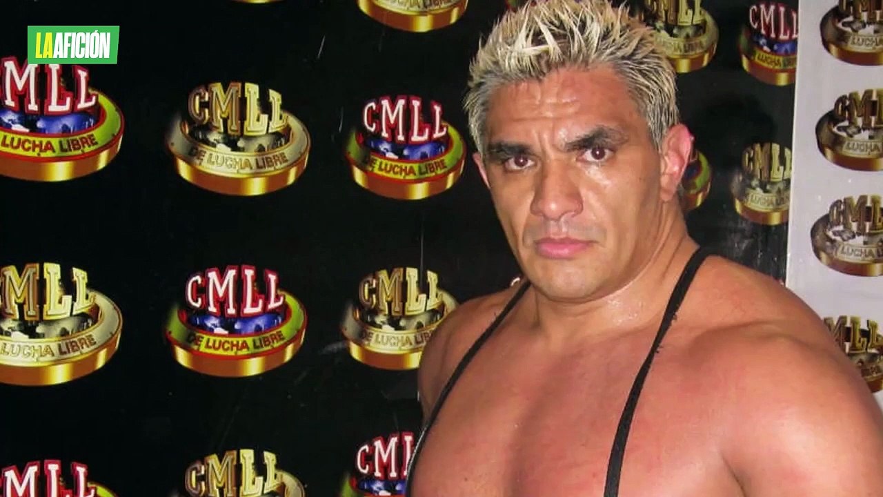 Shocker “regresa” a luchar tras anunciar su recaída en las adicciones; es sacado en camilla