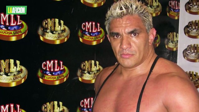 Shocker “regresa” a luchar tras anunciar su recaída en las adicciones; es sacado en camilla