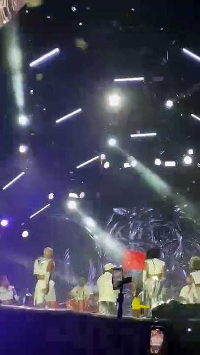 VÍDEO: Márcio Victor deixa ambulante subir no palco e agita foliões