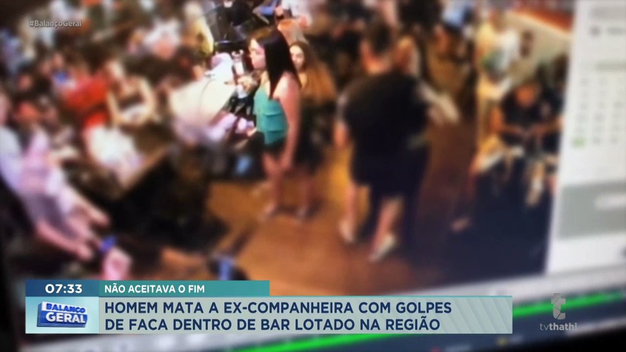 Mulher morre depois de ser esfaqueada pelo ex no meio de bar
