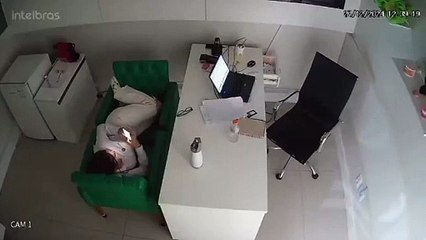 Jovem viraliza por tranquilidade em tentativa assalto no horário do almoço Oi, tudo bem