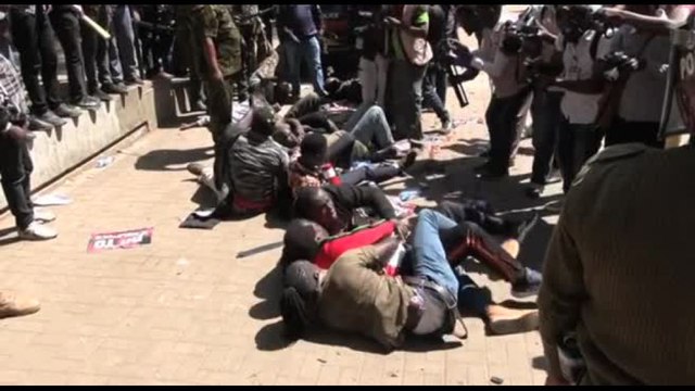 Kenya, protesta contro aumento rapimenti, polizia spara lacrimogeni