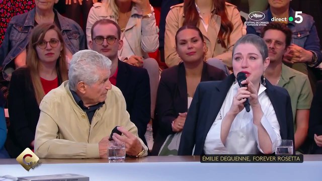 L'actrice Emilie Dequenne en larmes dans C à vous sur France 5