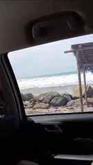 VIDEO: ¡Impactante! Fuerte oleaje cubre a un vehículo en Ecuador