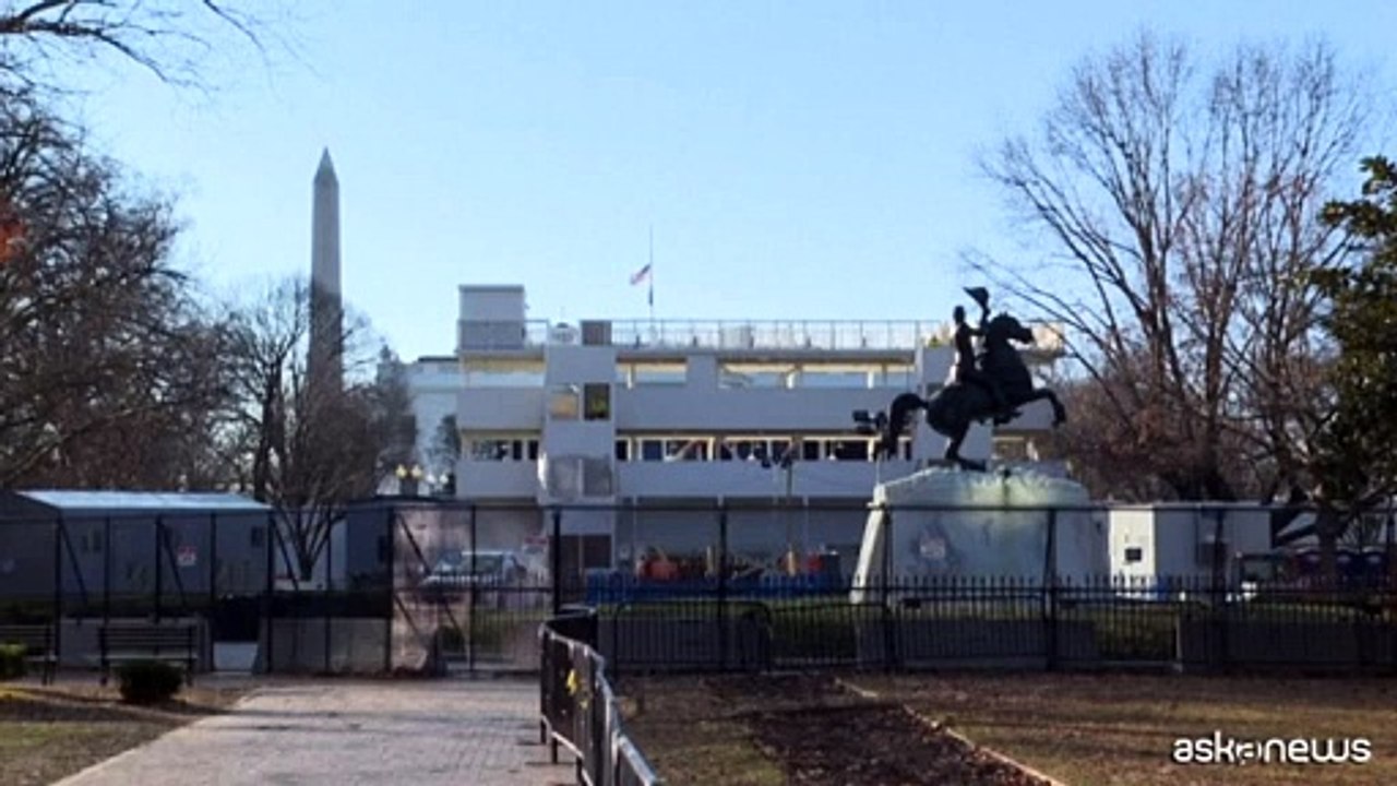Bandiera a mezz'asta sulla Casa Bianca in onore di Jimmy Carter