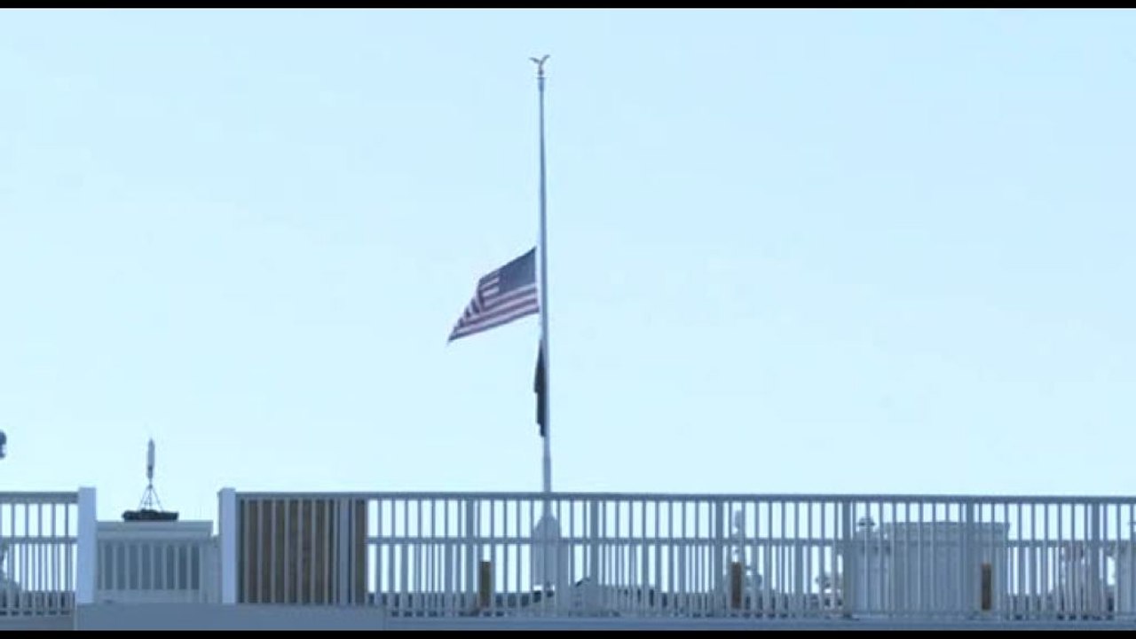 Bandiera a mezz'asta sulla Casa Bianca in onore di Jimmy Carter