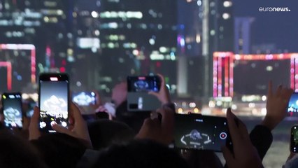 ليلة الباندا الساحرة في سماء هونغ كونغ: عروض نارية ومسيرات مضيئة تأسر الأنظار