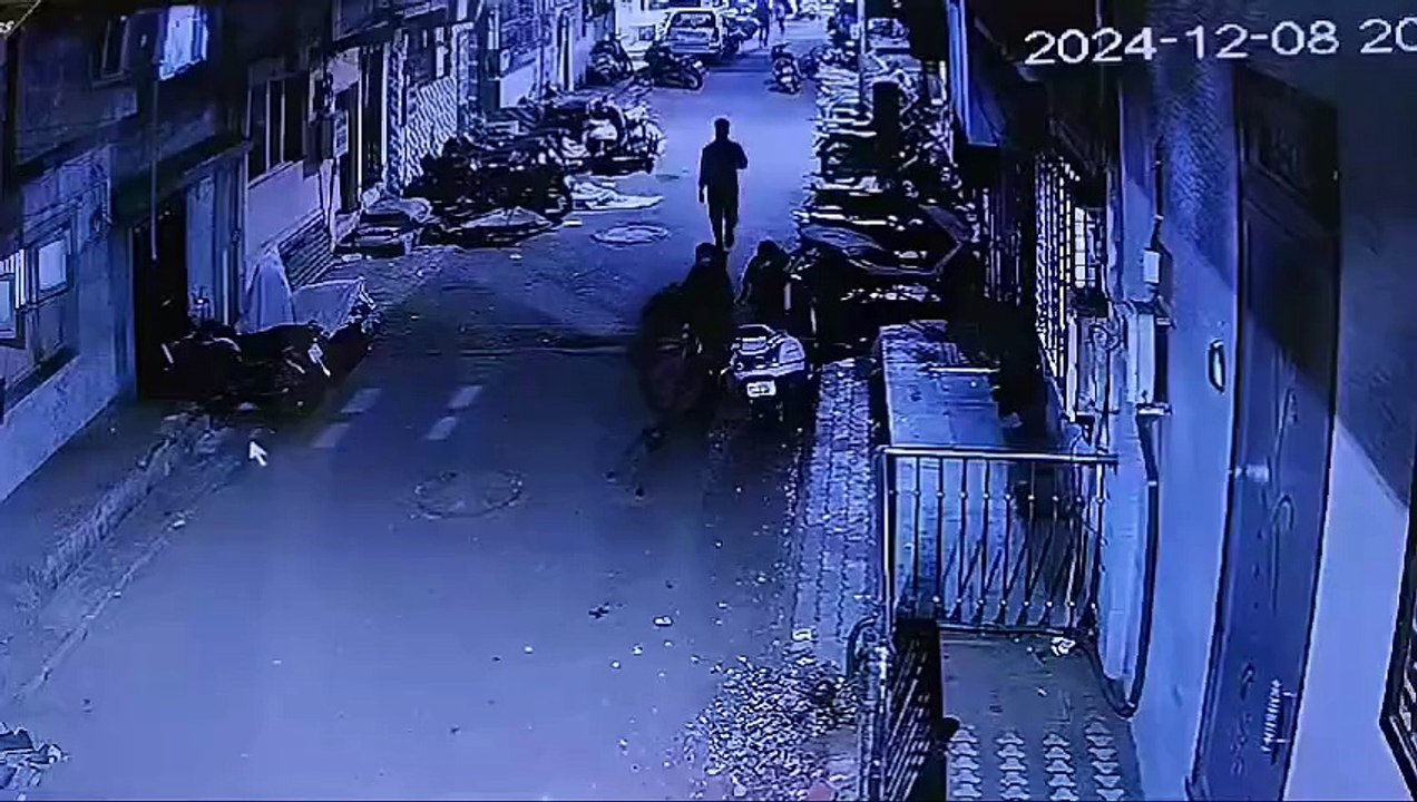 Boy teassing a  Girl || Girl treassing is bad #teassing #girl #boy #chedna #badboy #badmanners #cctv #cctvfootage