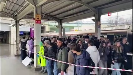 Marmaray Ayrılıkçeşmesi İstasyonu’nda tren rayların atlayan bir şahıs hayatını kaybetti.