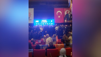 AKP’de olaylı kongre! Sahne çöktü