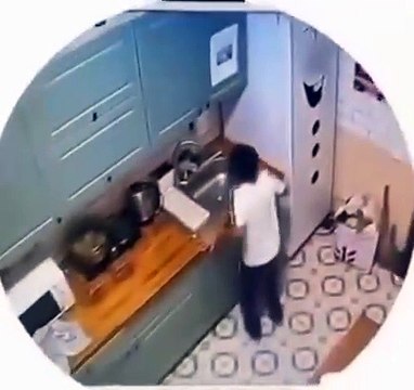 Ce gamin détruit la nouvelle cuisine sans le vouloir... oups