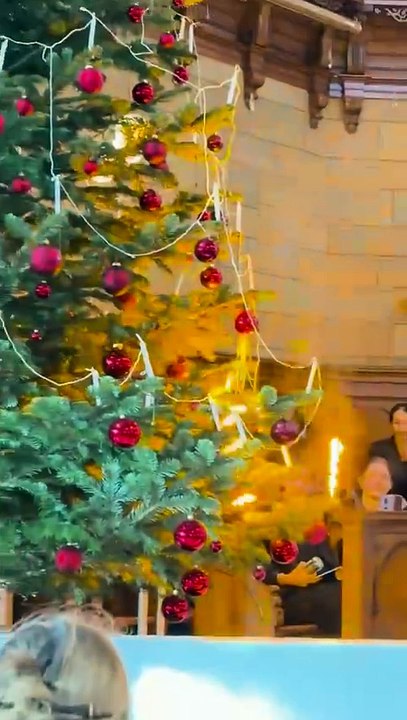 Une façon très risquée d'allumer le sapin de Noël
