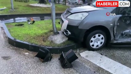 Serik'te Ticari Araç ile Minibüs Çarpıştı