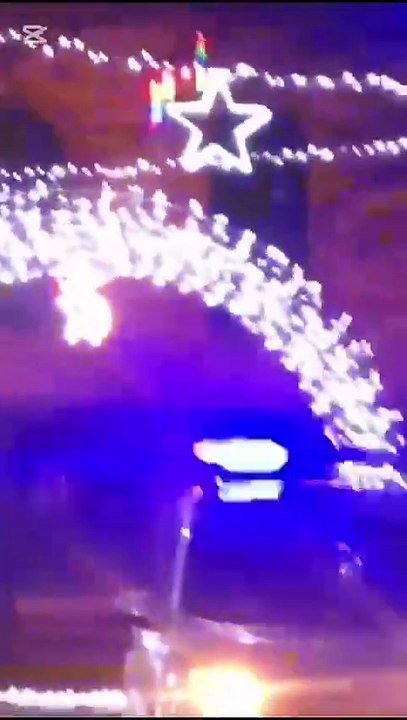 🔴Eskişehir'de bir şahıs "Burası şeriat ülkesi" diyerek yılbaşı süslemelerini parçaladı.   🔴Saldırgan, polis tarafından gözaltına alındı.