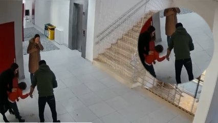 Boğazına boncuk kaçan öğrencisini Heimlich manevrası ile kurtardı