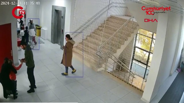 Boğazına boncuk kaçan öğrencisini Heimlich manevrası ile kurtardı; O anlar kamerada