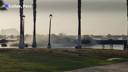 Riesenwellen im Pazifik: Peru sperrt Häfen und Strände