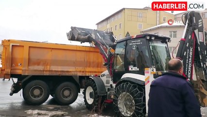 Hakkari'de Kar Yığınları Şehir Dışına Taşınıyor