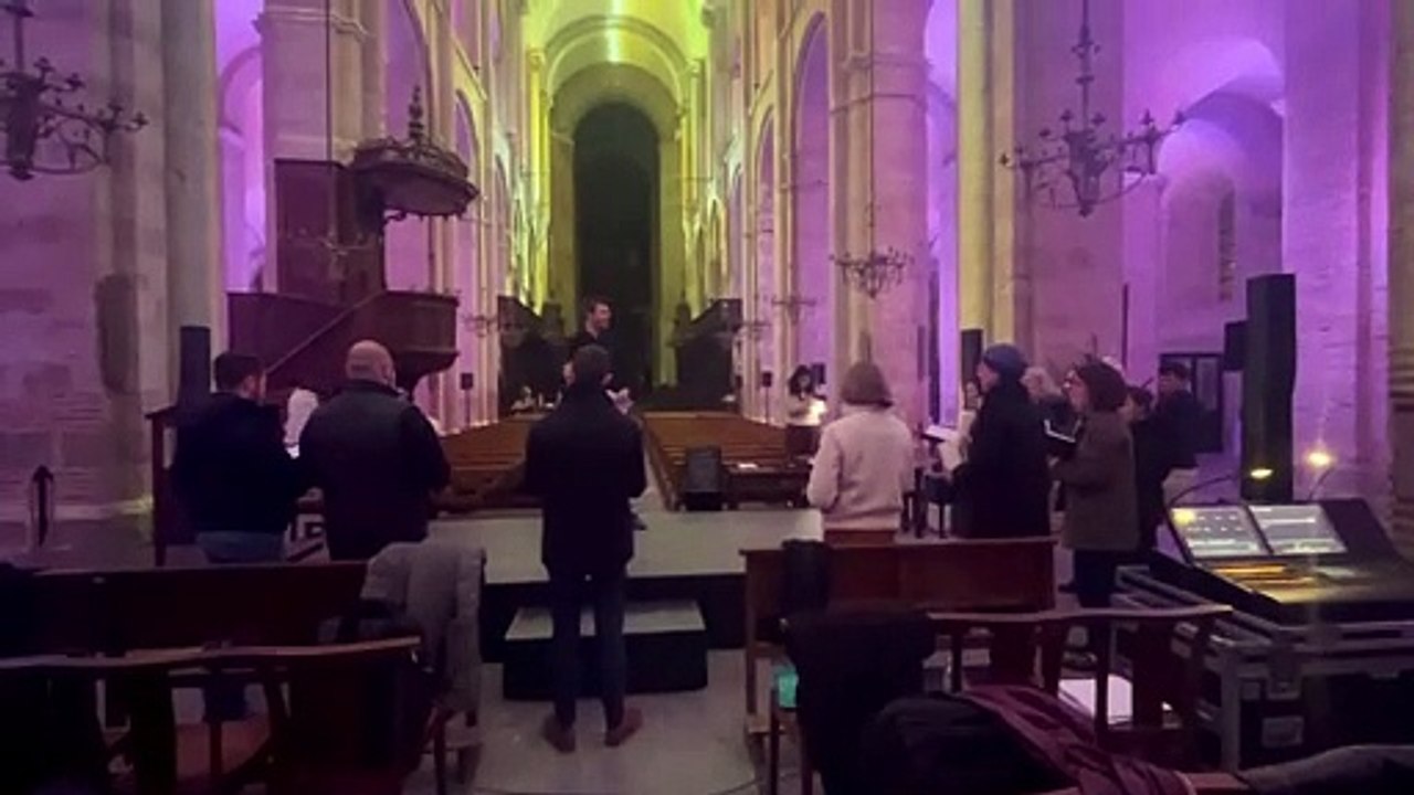 Les choristes de la Schola Cantorum font les derniers ajustements pour le spectacle "Toulouse, coeur de Lumière"