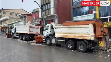 Başkale'de Kar Yığınları Kamyonlarla Taşınıyor