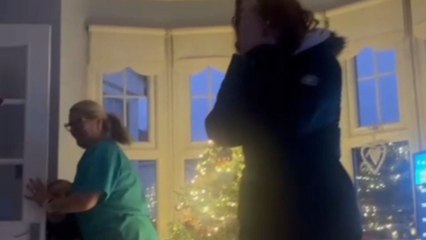 Woman’s unexpected return sparks joyful Christmas reunion with best friends