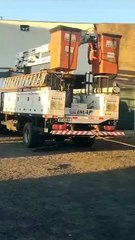 Condutor é socorrido após pneu estourar e caminhão bater em depósito de posto em Tapejara