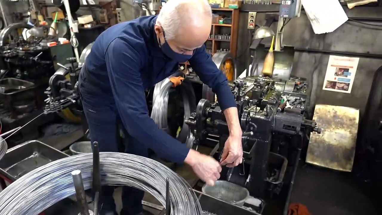 The process of mass-producing screws at a Japanese factory capable of producing 400,000 screws daily.