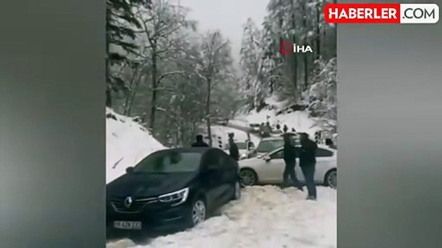 İnegöl'de Yoğun Kar Yağışı Nedeniyle Araçlar Mahsur Kaldı