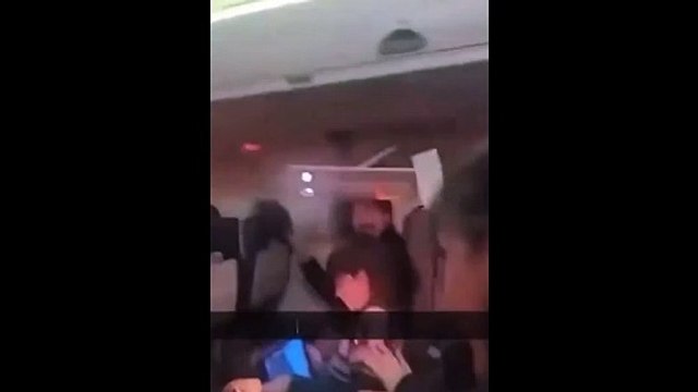 Vídeo: avião com 77 pessoas faz pouso de emergência e pega fogo no Canadá