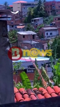 VÍDEO: Suspeitos trocam tiros com a polícia antes de invadirem casa em Lauro de Freitas