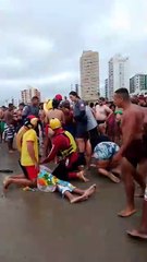 Menina autista é salva por guarda-vidas após sofrer ataque epilético em praia de Praia Grande; VÍDEO