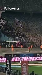 دونجا يرد التحية لجماهير الزمالك بعد خروجه مصابا في مباراة الاتحاد