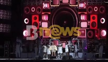 VÍDEO: Claudia Leitte é ovacionada por fãs ao trocar nome de orixá em música