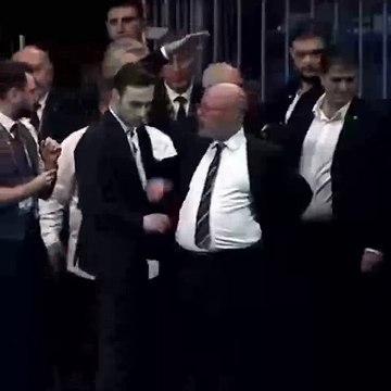 Beşiktaş kongresinde tepki çeken an! Mete Vardar’dan oğluna tokat