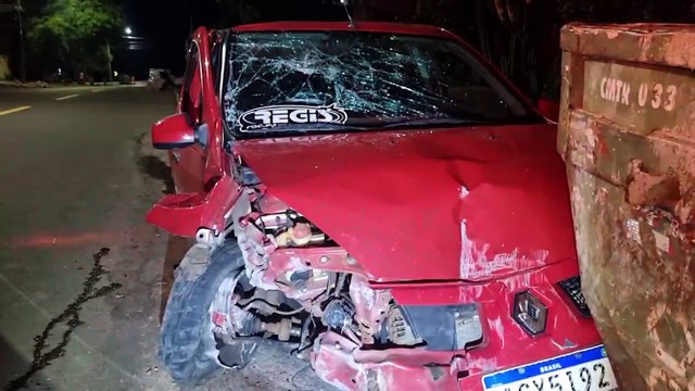 Carro atinge em cheio caçamba de entulhos no Bairro Santa Cruz