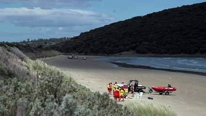 Father dies at Carlton Beach in southern Tasmania after attempting to help children