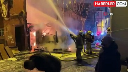 Beyoğlu'nda 3 Katlı Ahşap Bina Yangında Zarar Gördü
