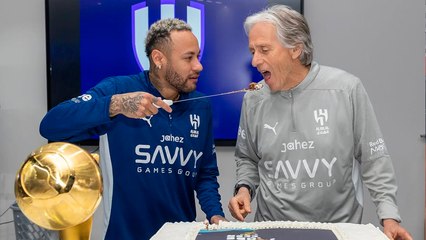 Neymar y Jorge Jesus, entrenador del Al-Hilal, celebran los premios recibidos