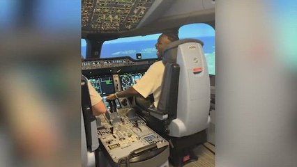 Vinicius se ‘cuela’ en la cabina de vuelo con Camavinga y se pone a los mandos: el vídeo ya es viral