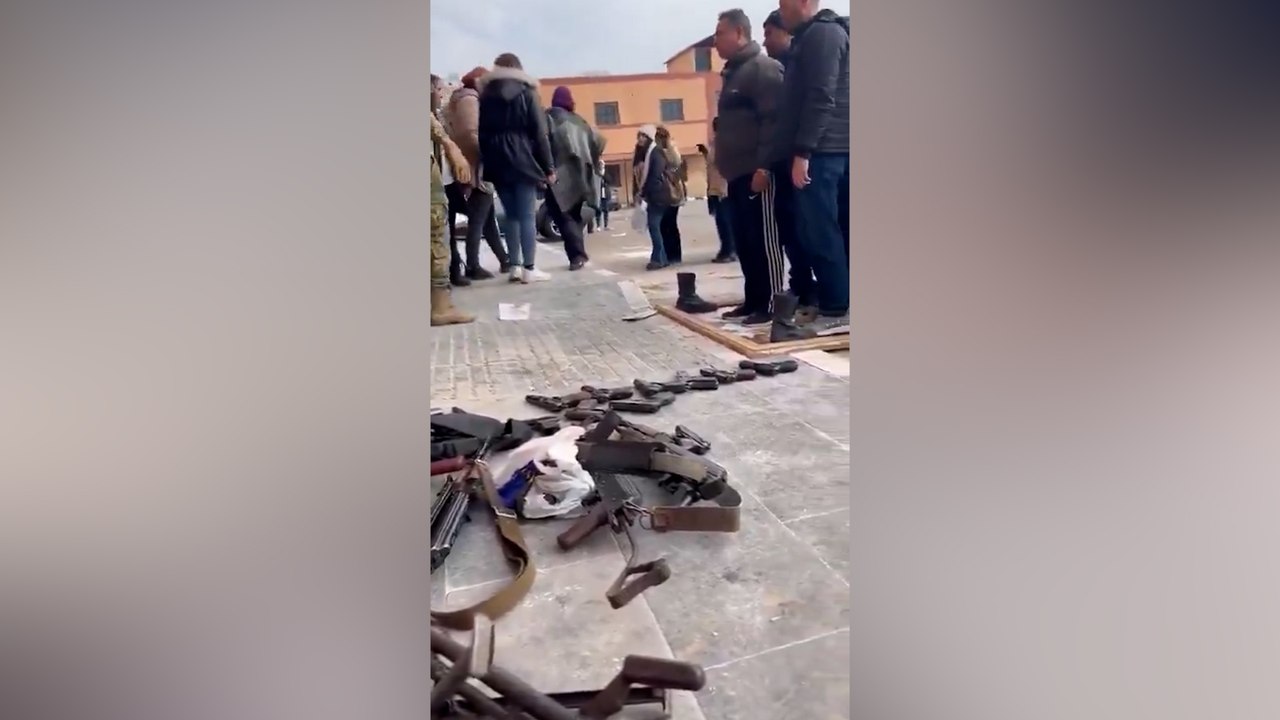 Esad rejimi askerleri silah bırakıyor