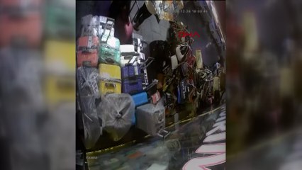 Sultangazi’de mağaza önündeki bavulu böyle çaldı