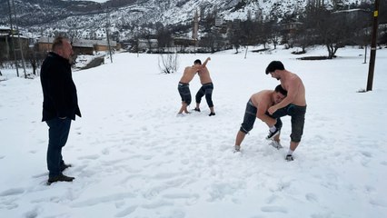 Karda güreş antrenmanı