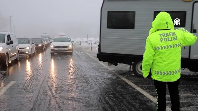 Kar ulaşımı durdurdu! Yol tek yönlü kapatıldı